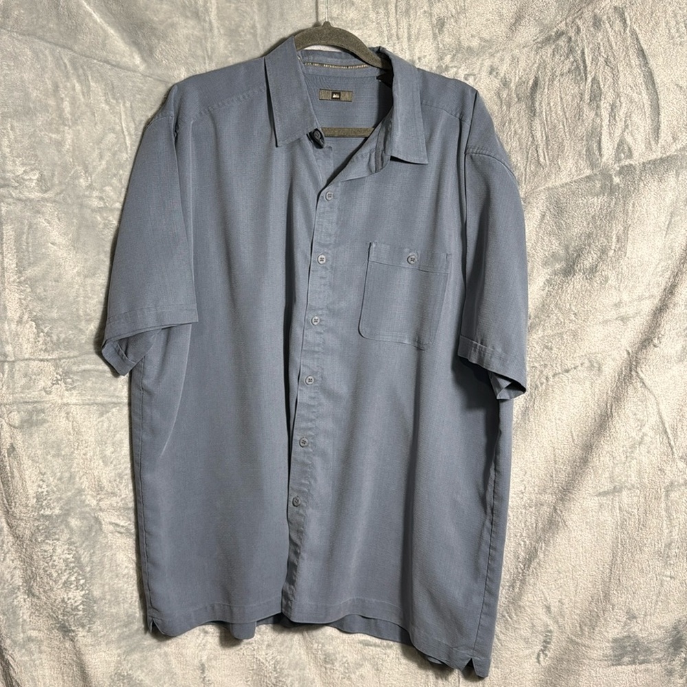 REI men’s button down short sleeve shirt xl rayon and polyester blend